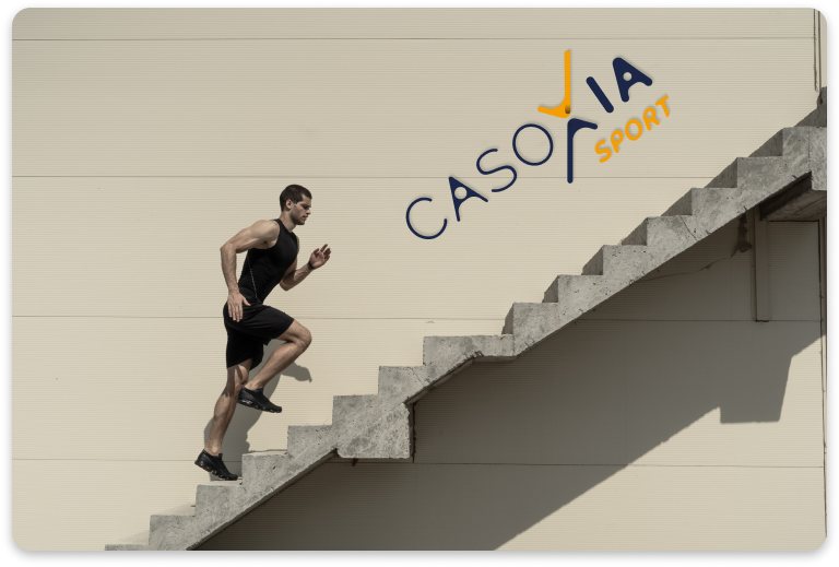 Professionnel du sport montant des escaliers avec le logo de Casoxia Sport sur le mur montrant qu'avec Casoxia Sport la route vers le sucées financier est plus rapide