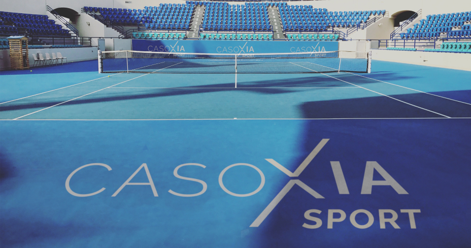 Photo d'un terrain de tennis avec le logo de casoxia sport